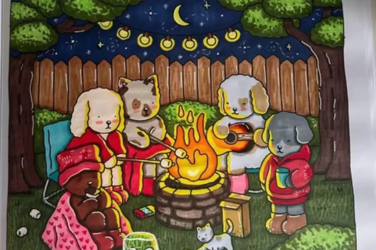 Cachorrinhos ao redor da fogueira em noite estrelada.