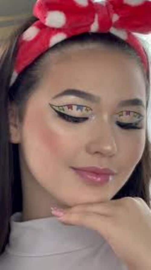 Maquiagem junina com delineado diferente, com cores vibrantes e um toque criativo, ideal para festas de São João.