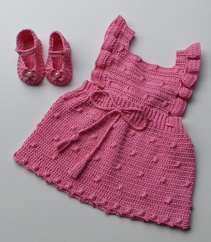 Jardineira infantil de crochê cor de rosa com sapatinhos combinando