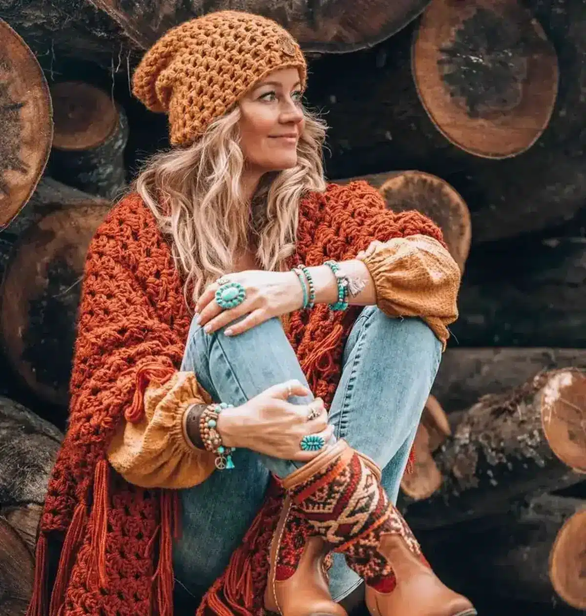Mulher com look de inverno em crochê boho, usando peças artesanais em tons terrosos.