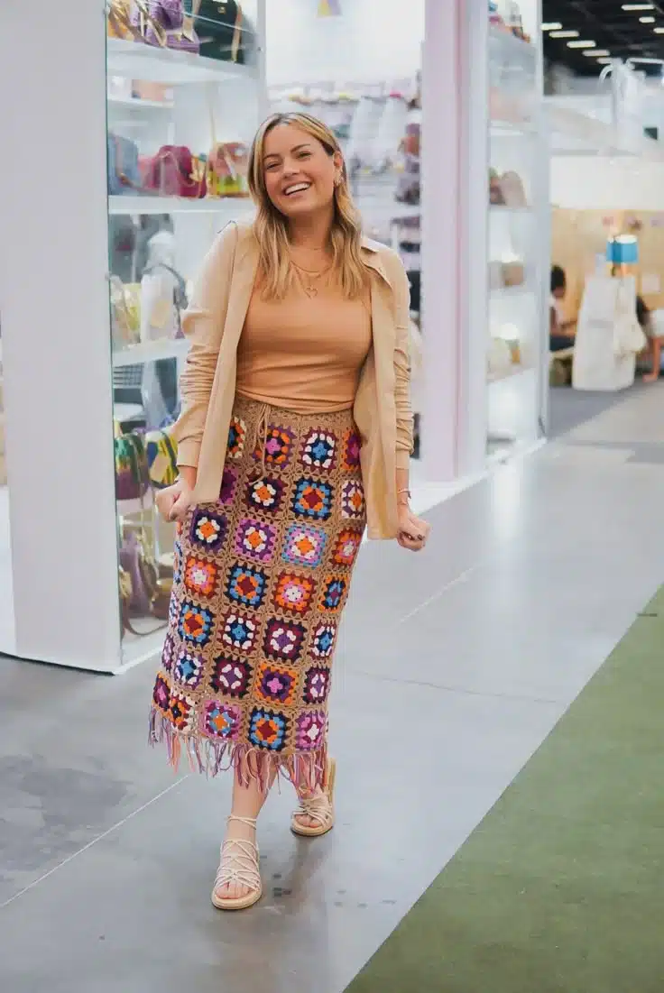 Look com saia de crochê em quadradinhos coloridos e modernos