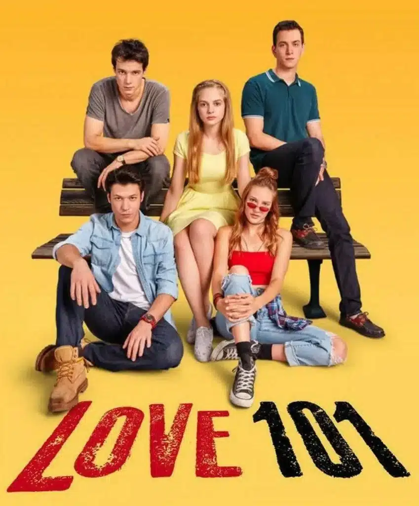 Personagens principais da série turca Love 101, exibindo uma combinação de romance e drama, com foco em jovens na escola.