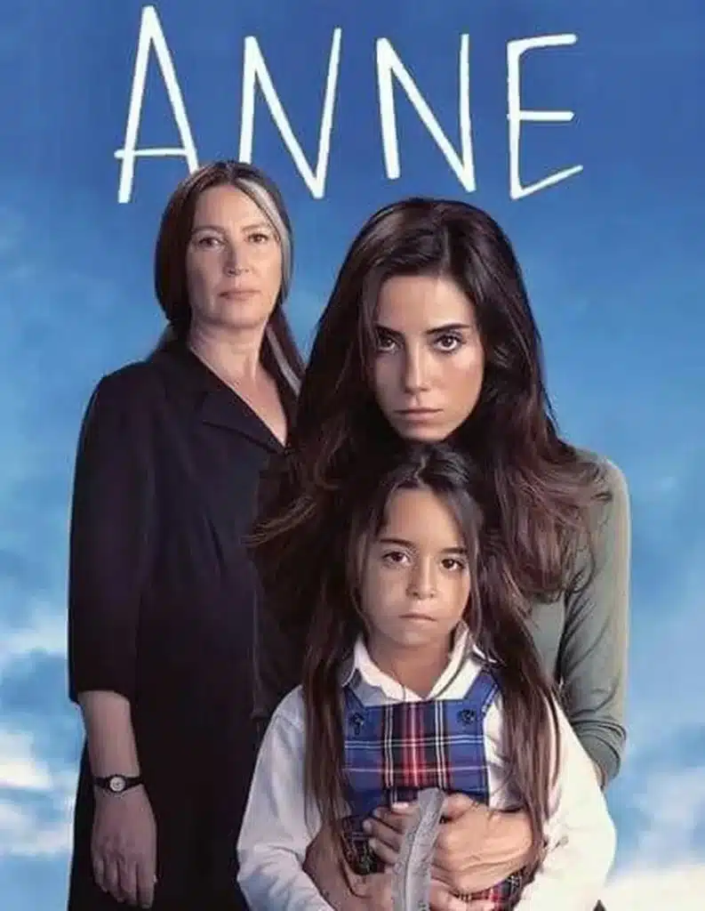 Imagem da novela turca ANNE, com Zeynep, Melek e a figura materna, destacando a proteção e o amor incondicional entre mãe e filha.