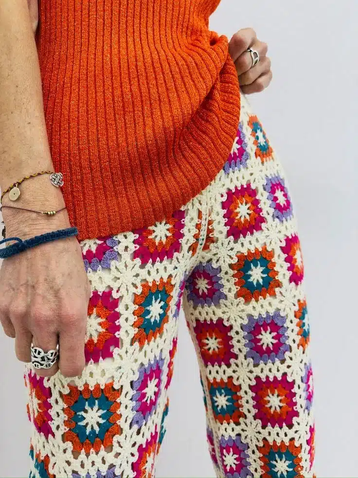 Calça de crochê boho com mistura de cores e texturas