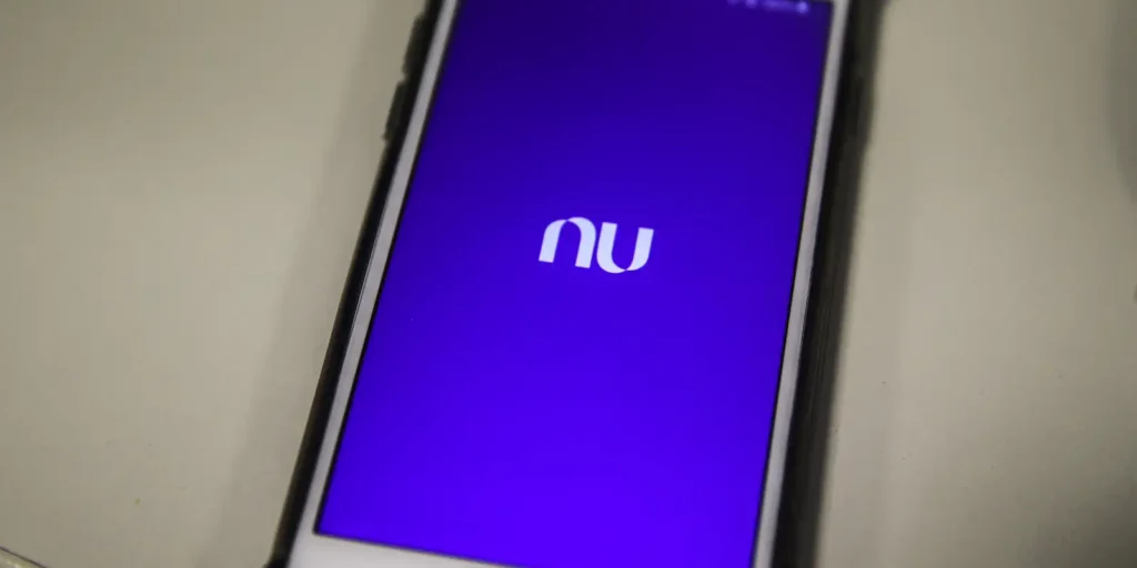 tela de carregamento do aplicativo Nubank em um smartphone