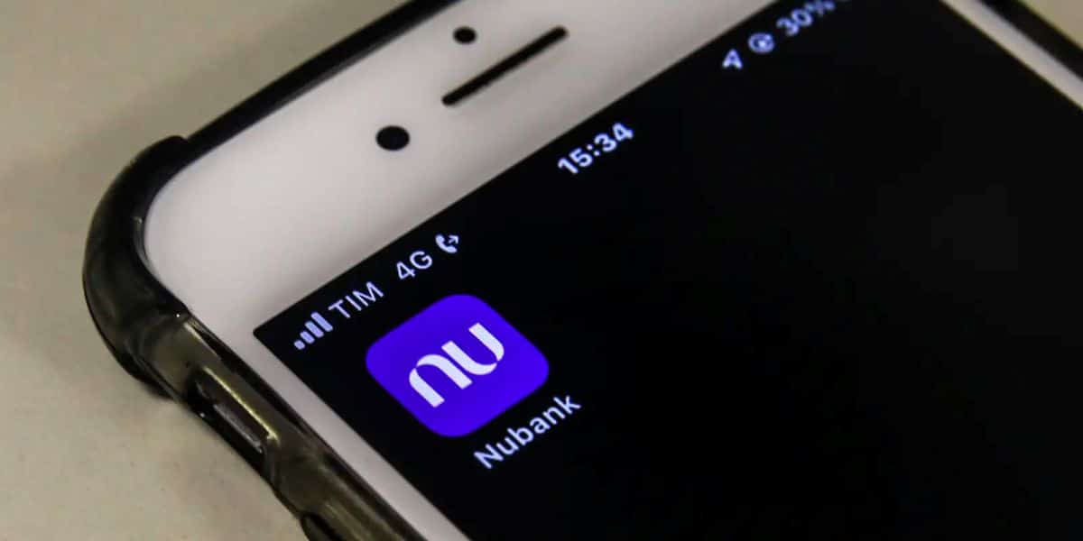 ícone do aplicativo Nubank na tela de um smartphone