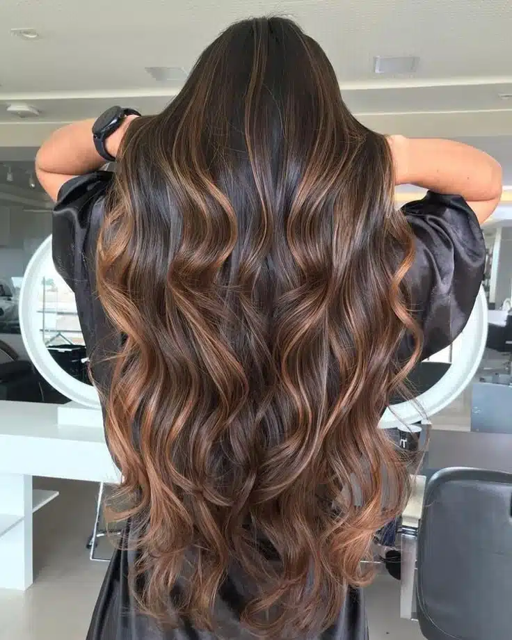 Cabelo longo com ombré castanho mel ondulado