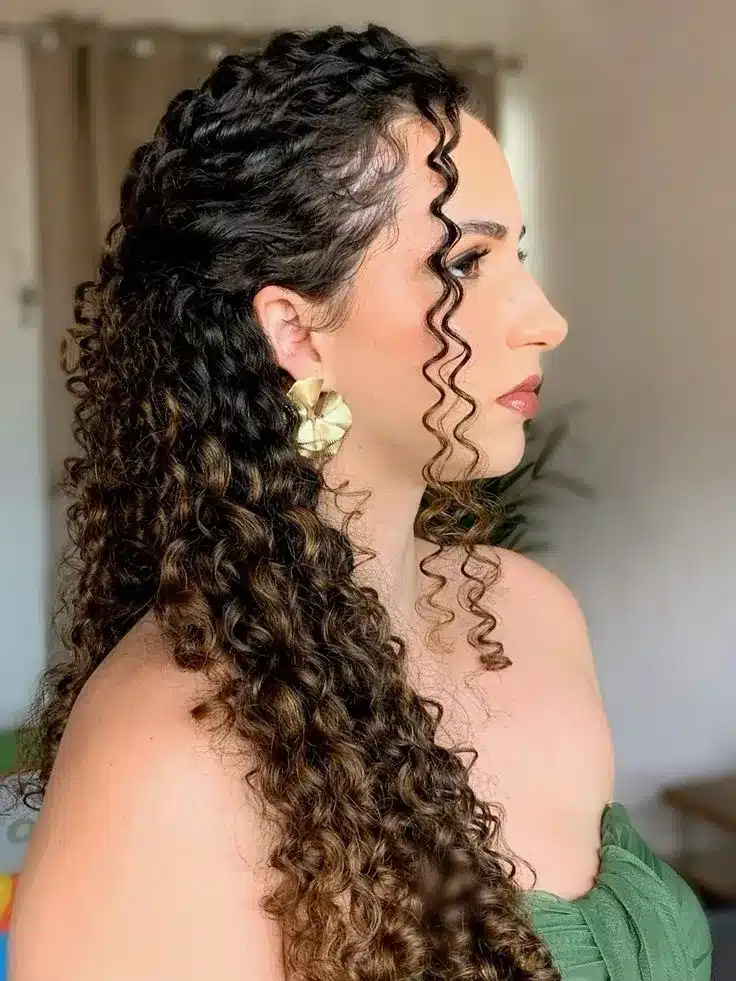 Penteado meio preso realçando cachos definidos com volume natural