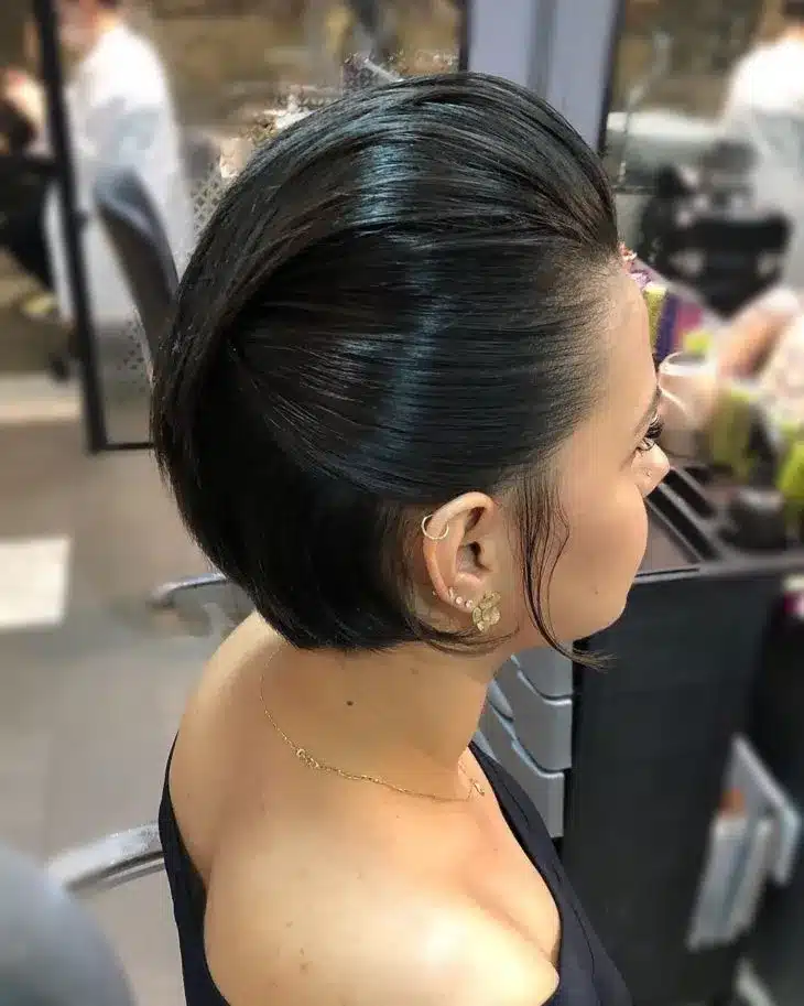 Mulher com moicano de cabelo curto, estilo ousado e rocker.