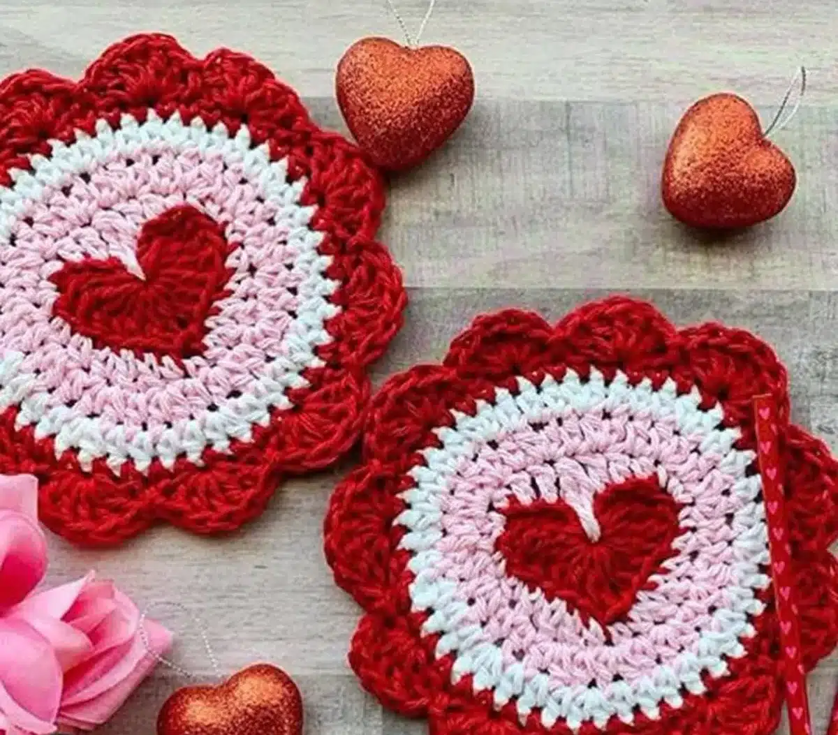 Porta-copos de crochê com coração em tons de vermelho, rosa e branco
