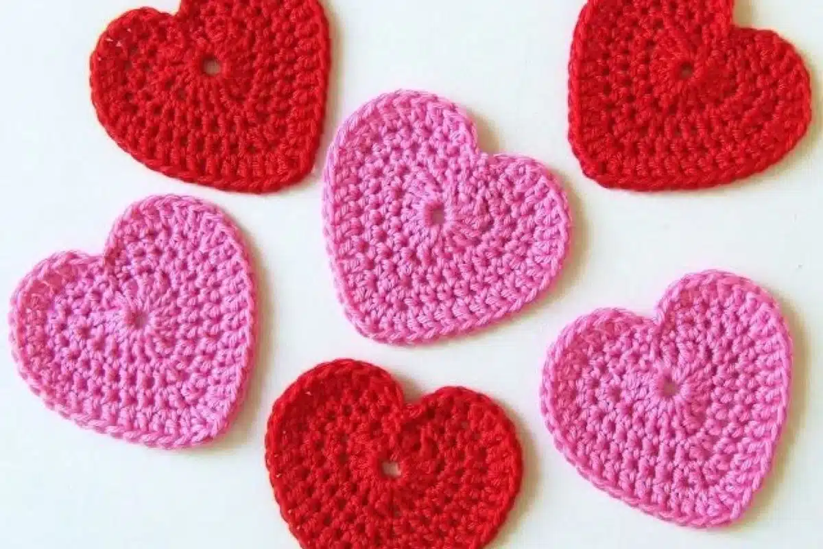 Corações de crochê em tons de vermelho e rosa, feitos à mão para o Dia dos Namorados.