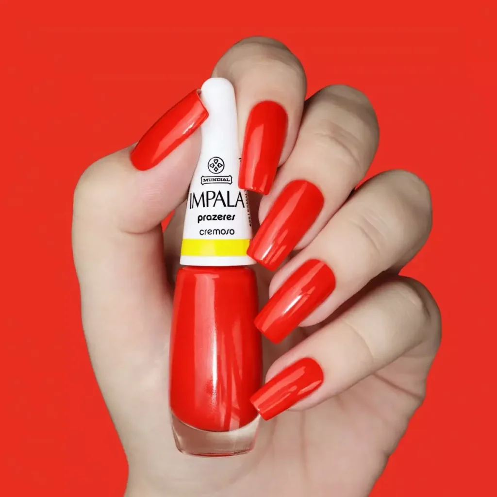Aplicação de esmalte hipoalergênico Impala, cor Prazeres, nas unhas