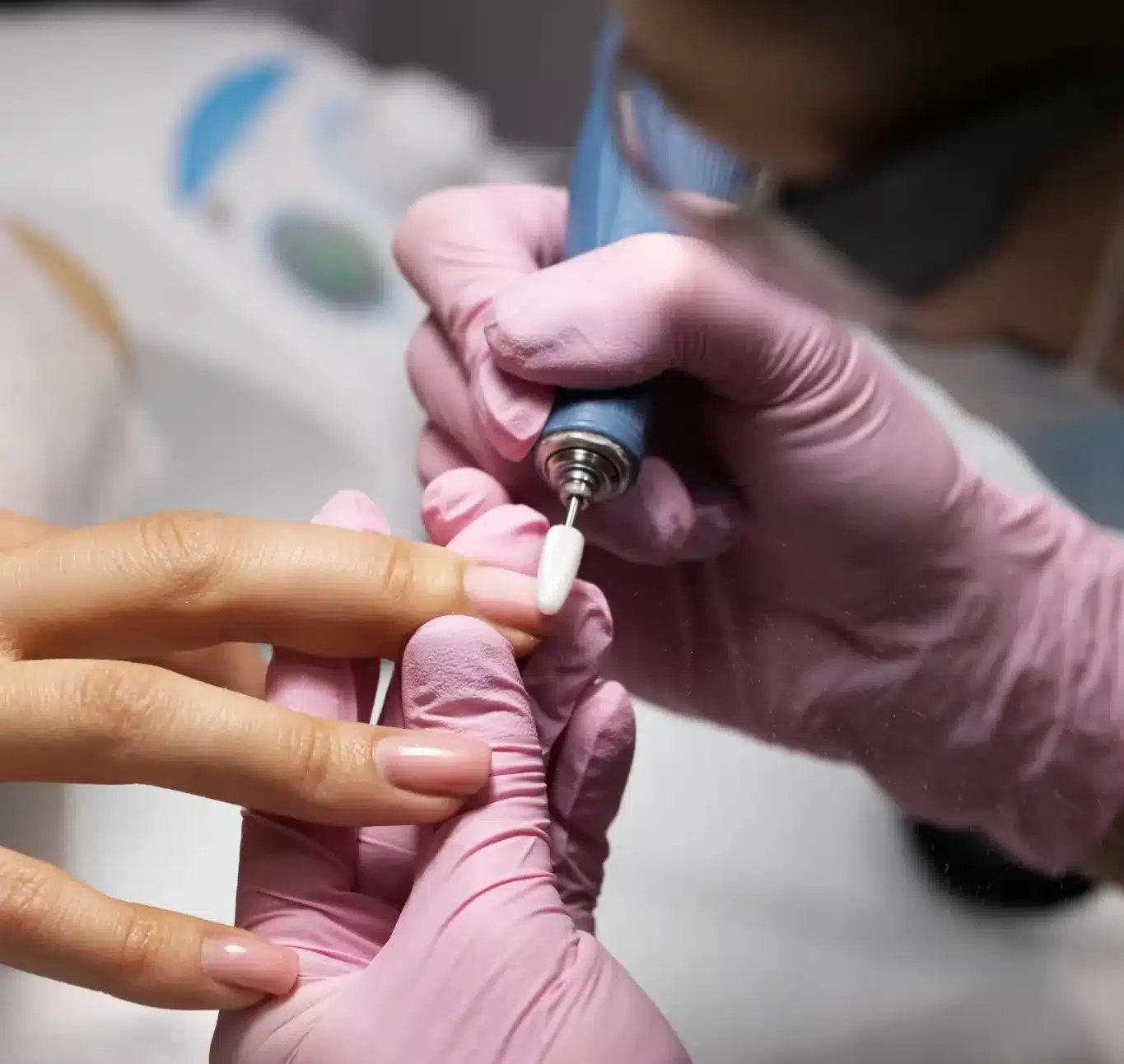 Remoção profissional de unhas de fibra de vidro com broca elétrica