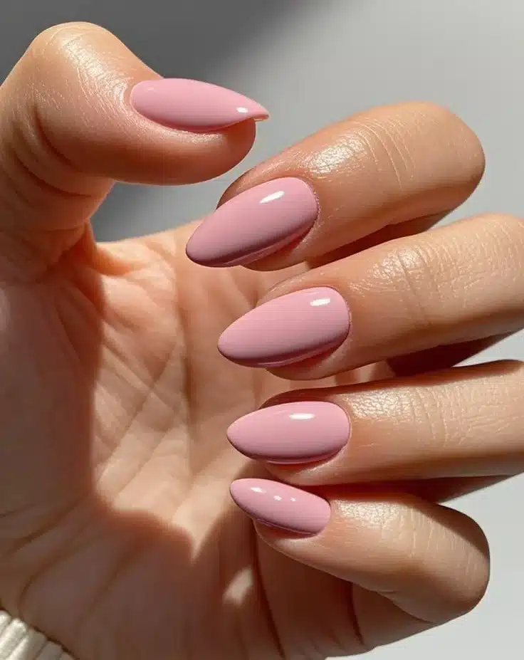 Unhas com esmalte rosé apagado, perfeitas para o inverno