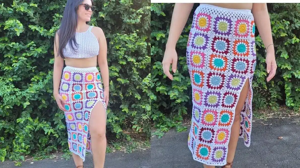 Mulher usando saia de crochê colorida com fenda lateral e top branco