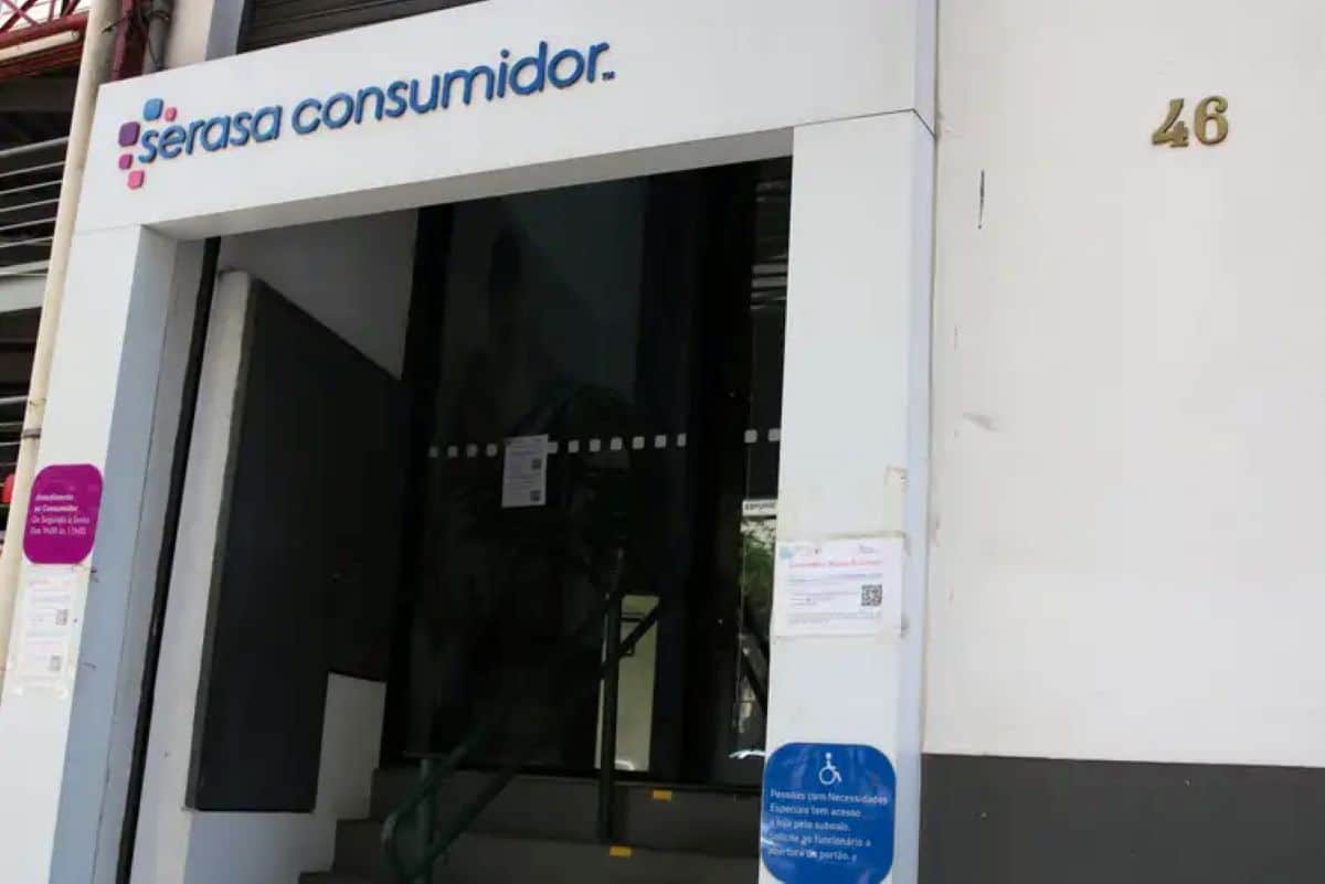 Fachada da unidade Serasa Consumidor com placa de identificação