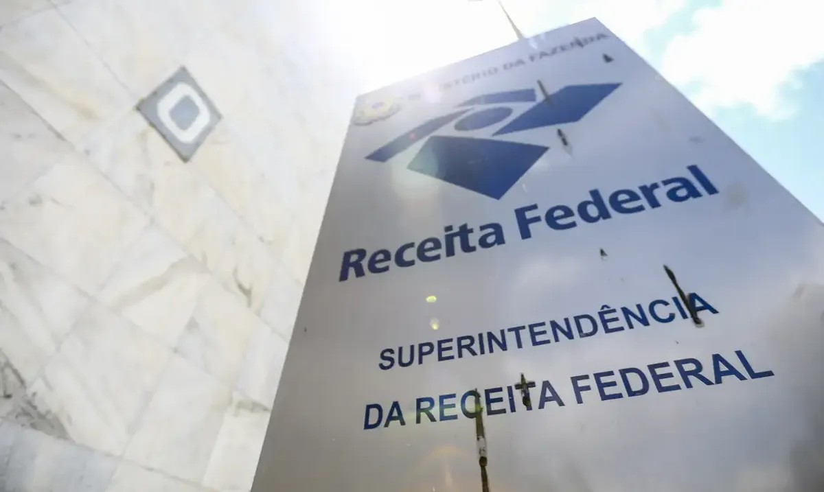 Placa da Superintendência da Receita Federal em frente a prédio público