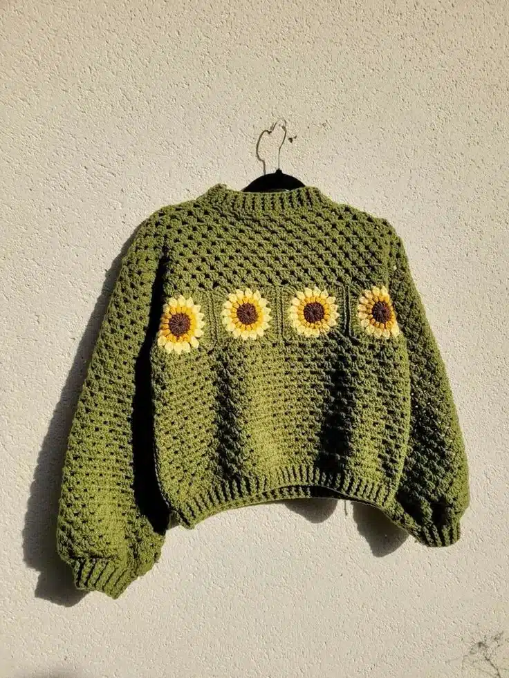 Sweater de crochê verde musgo com flores amarelas feitas à mão