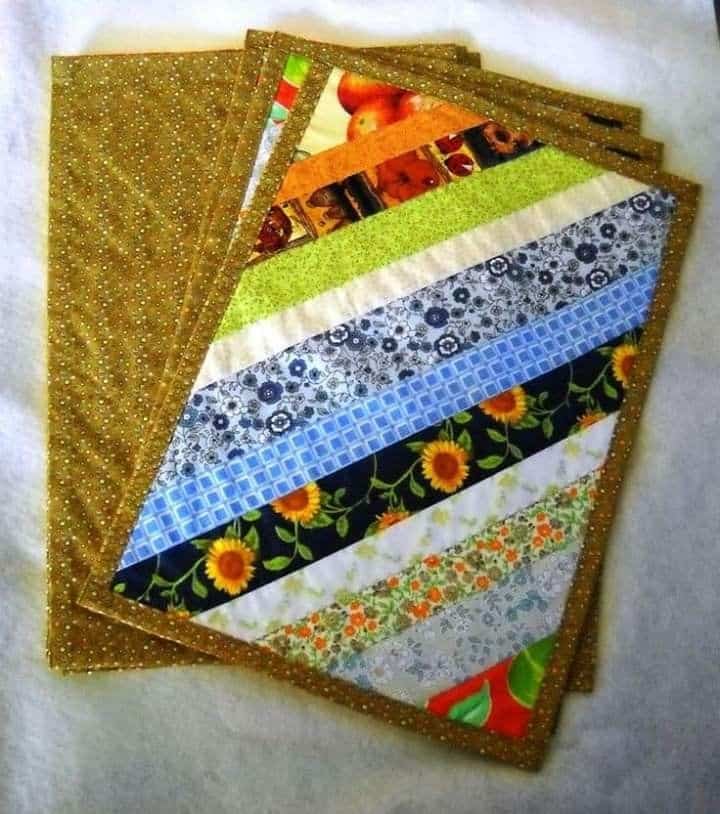 Tapete de retalhos com faixas coloridas costuradas, com borda marrom estampada