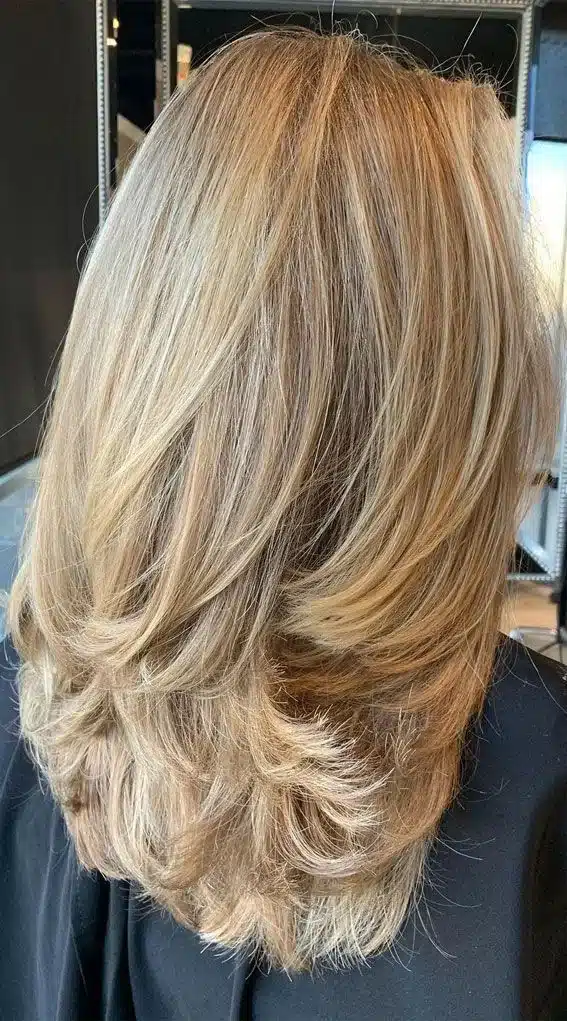Corte Topanga Hair com luzes douradas e camadas leves