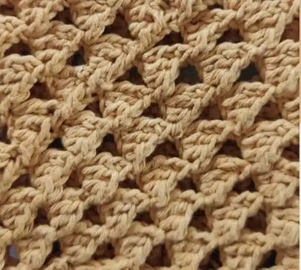 Detalhe do padrão de crochê com triângulos prontos para a bolsa Prada Milano