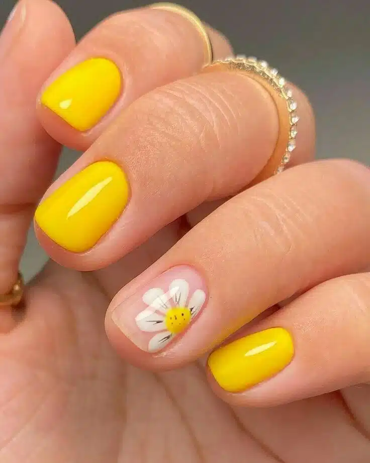 Unhas amarelas com decoração floral para o São João