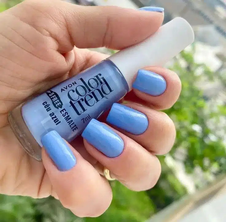  Unhas pintadas de azul claro como inspiração para o São João