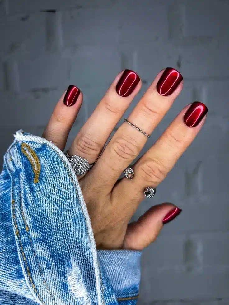 Unhas curtas pintadas com esmalte bordô de acabamento espelhado para festas juninas