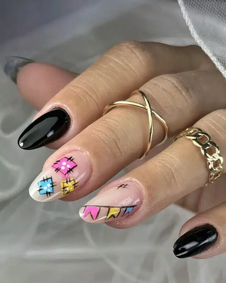 Unhas decoradas com bandeirinhas coloridas e detalhes típicos de festa junina