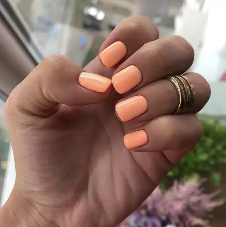 Unhas curtas com esmalte pastel cor pêssego