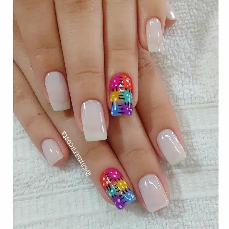 Unhas decoradas com retalhos coloridos no estilo festa junina