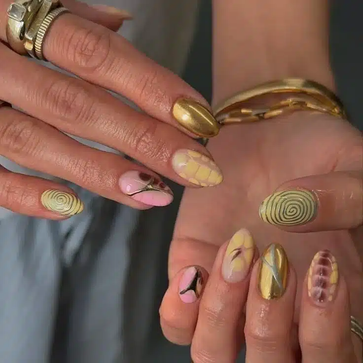 Unhas decoradas com diferentes texturas, cores e efeitos metálicos