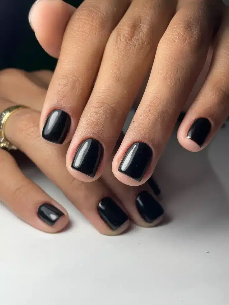 Unhas curtas pintadas de preto com acabamento brilhante para festas juninas