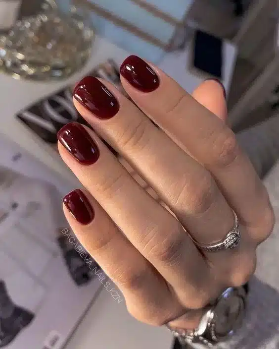 Unhas curtas pintadas com esmalte vinho cremoso, sugestão para festas juninas