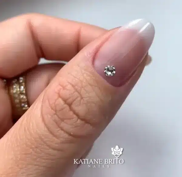 Unha de fibra de vidro formato almond com strass brilhante