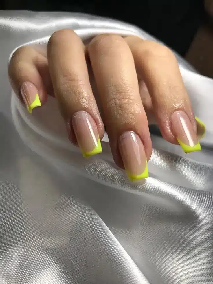 Unhas de fibra de vidro com francesinha neon amarela