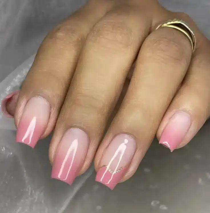 Unhas de fibra de vidro com efeito ombré rosa