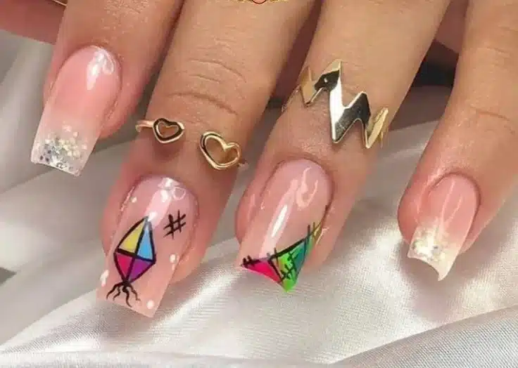 Unhas decoradas com balões coloridos e elementos típicos do São João