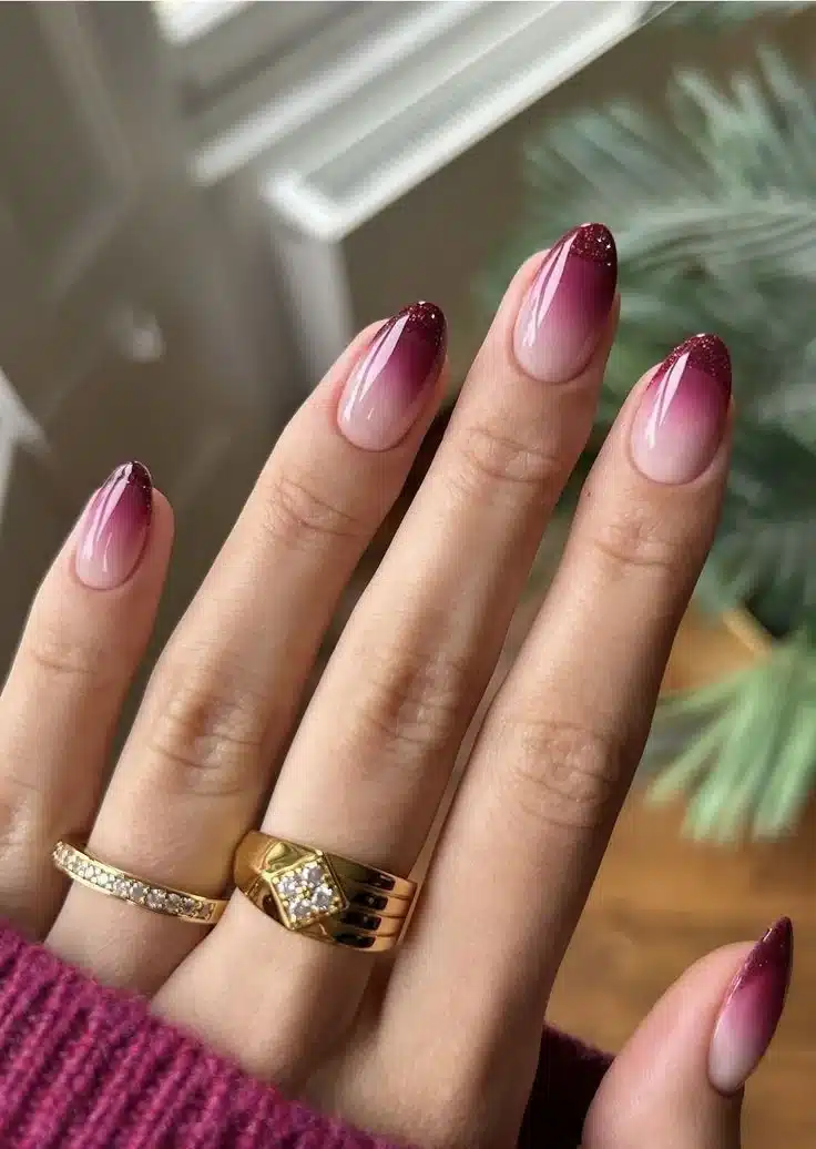 Unhas com esmaltação degradê em tons de vinho e glitter nas pontas