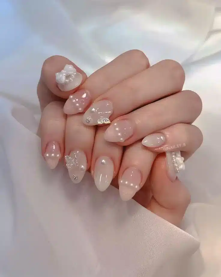 Unhas estilo coreano decoradas com pérolas, laços e aplicações 3D