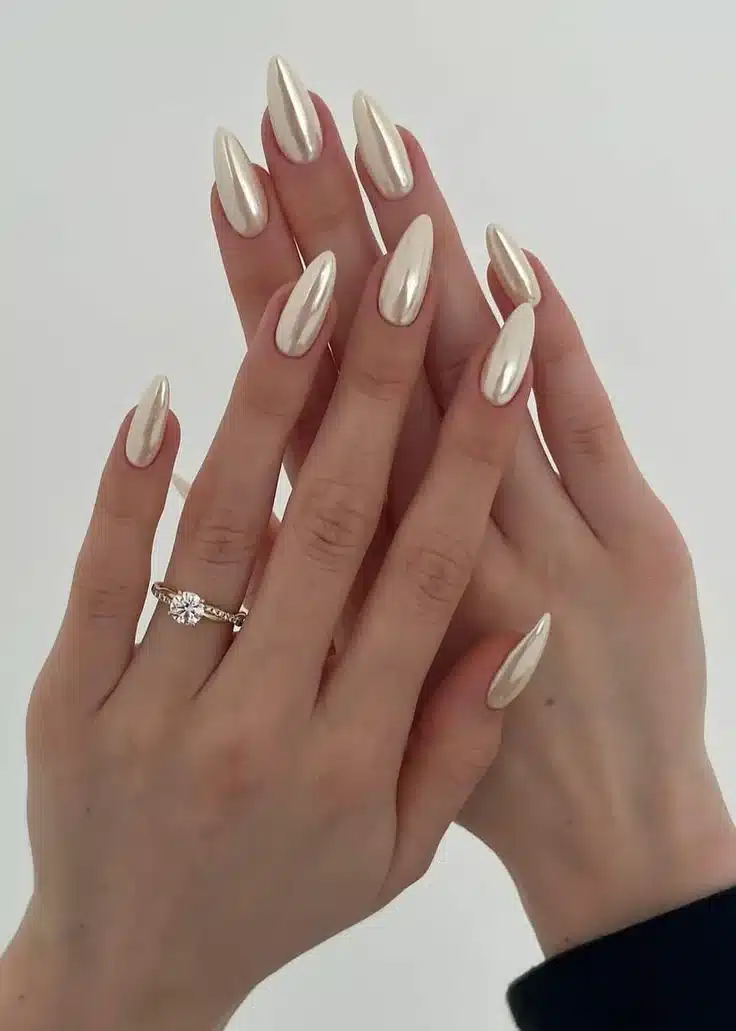 Unhas longas com esmalte perolado e acabamento espelhado