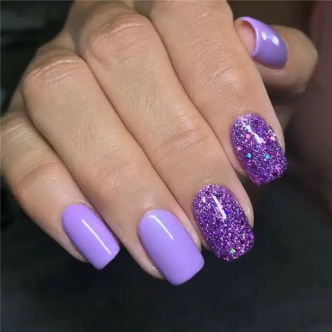 Unhas roxas com acabamento glitter como inspiração para o São João
