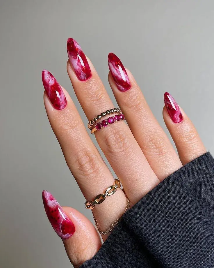Unhas com design abstrato em tons de vermelho e branco