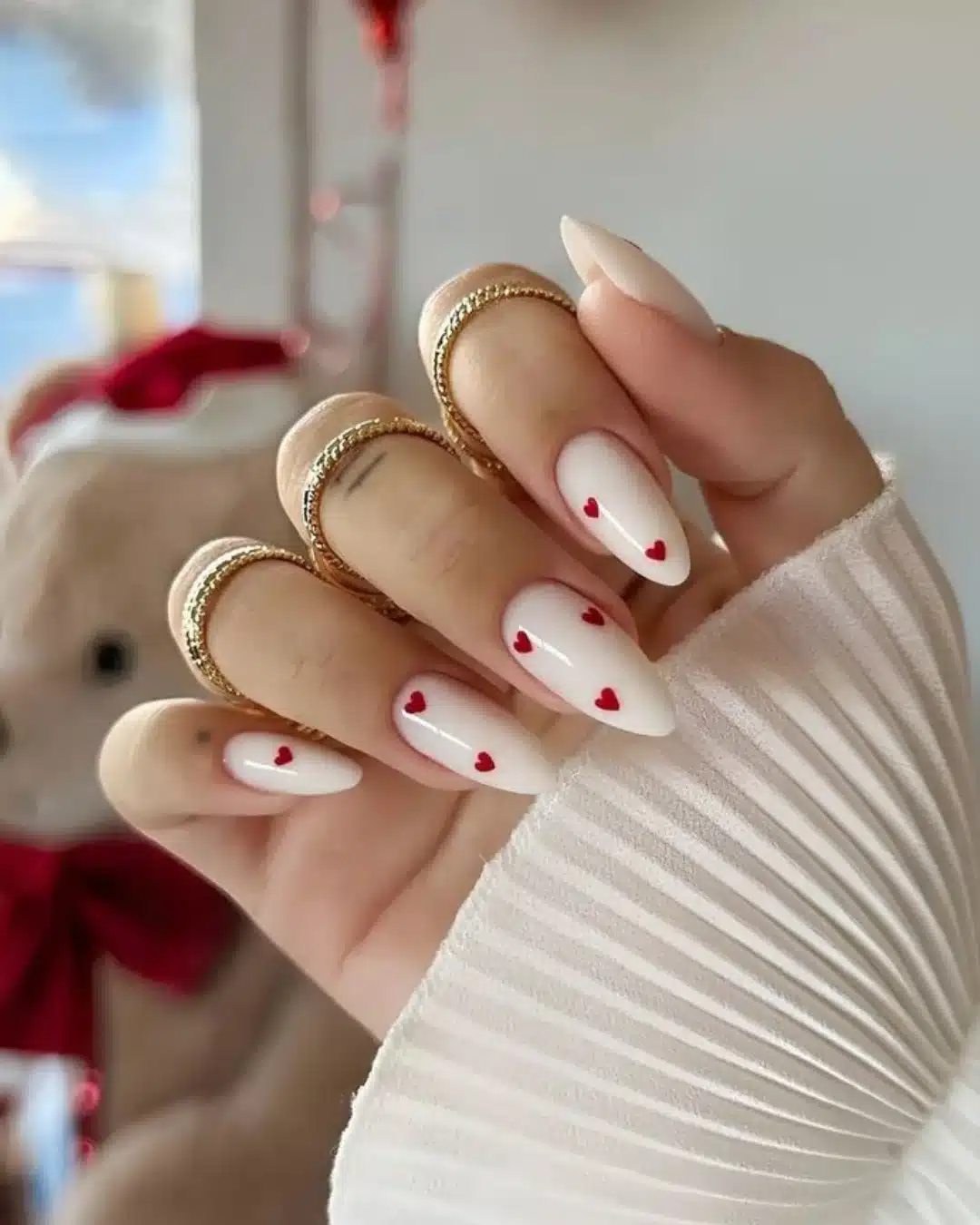 Unhas com corações vermelhos para o Dia dos Namorados, estilo elegante e moderno.