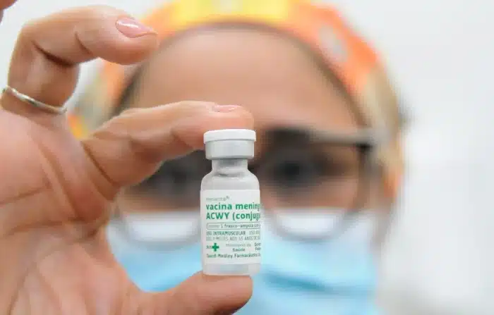 Frasco de vacina ACWY contra a meningite, com rótulo indicando o nome da vacina e detalhes sobre a aplicação.