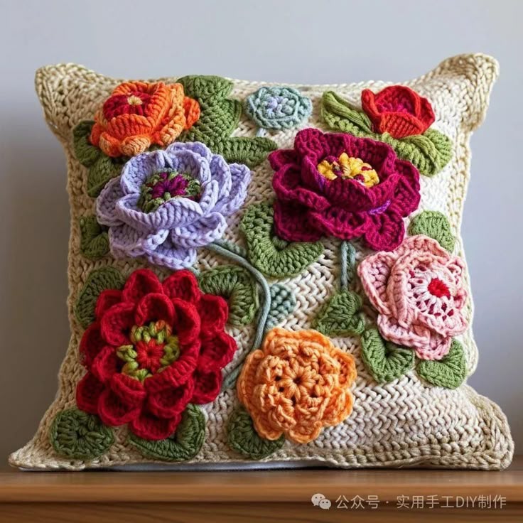 Almofada de crochê com flores coloridas, feita à mão, para decoração moderna.
