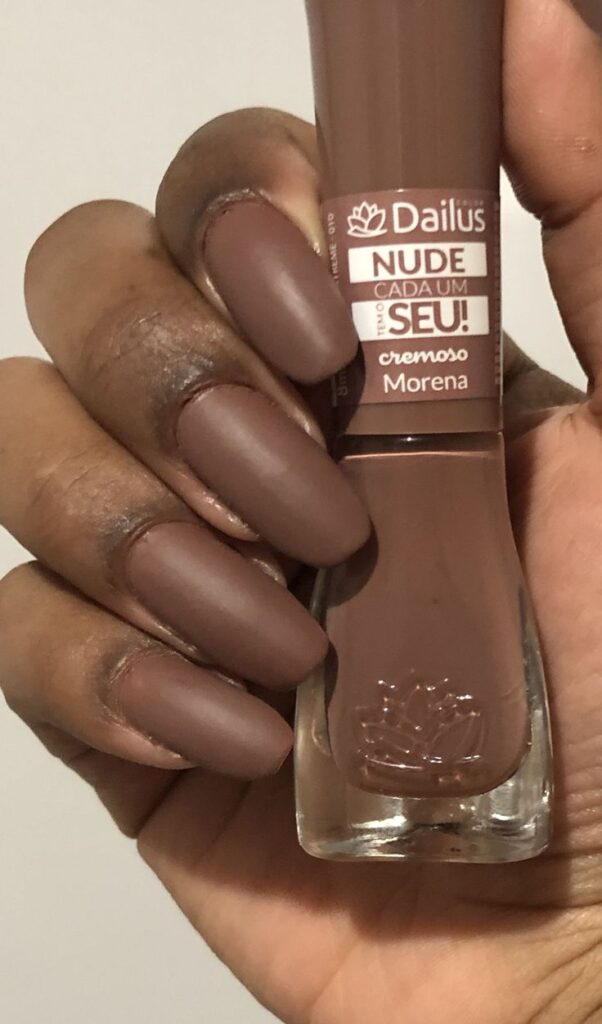 Unhas esmaltadas com tom nude fosco da Dailus na cor Morena
