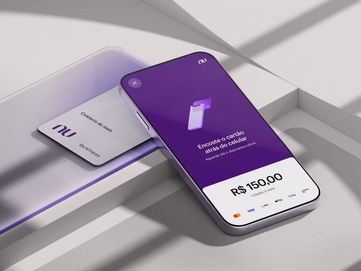 Celular com app do Nubank exibindo pagamento por aproximação e cartão business ao lado