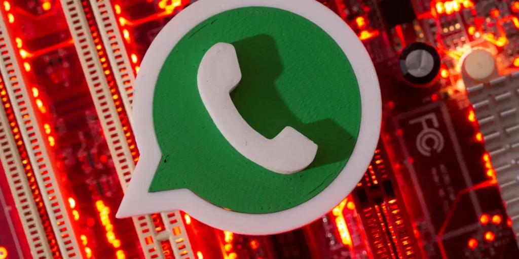 Logo do WhatsApp sobre fundo tecnológico em vermelho