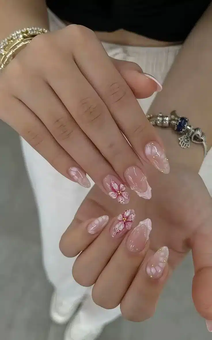 Unhas de porcelana em 3D com flores delicadas em tons de rosa
